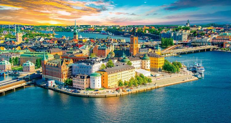 Vue aérienne d'un paysage urbain vibrant de Stockholm au coucher du soleil.