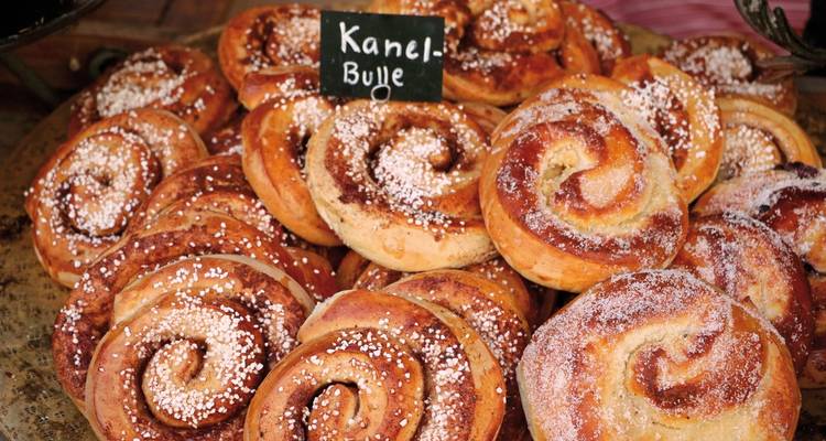 Pasteles suecos Kanelbullar con una etiqueta que indica su nombre