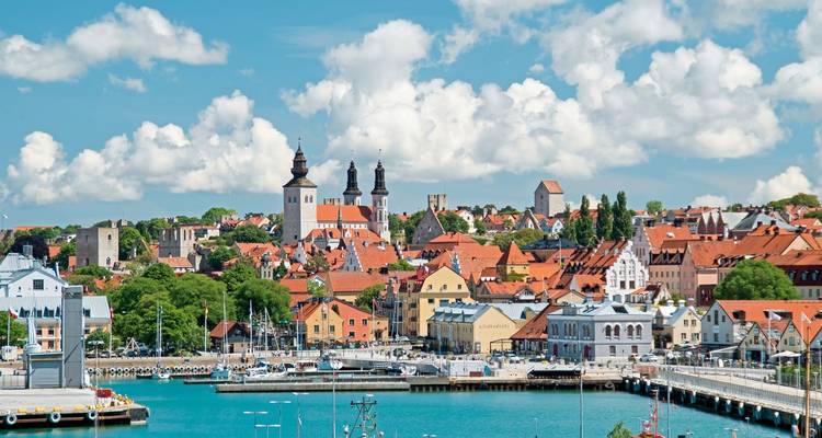 Vista del puerto de un pueblo pintoresco con una torre de iglesia a la distancia
