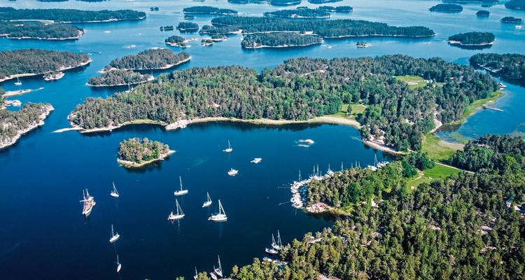 Luftaufnahme von Stockholms Schärengarten mit Segelbooten.