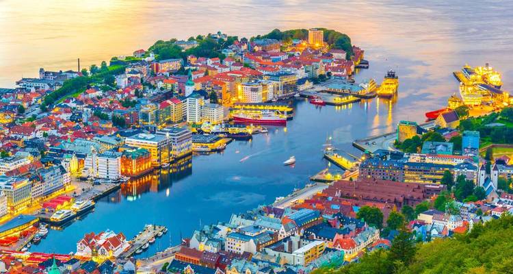 Vue aérienne d'une ville portuaire colorée au coucher du soleil.