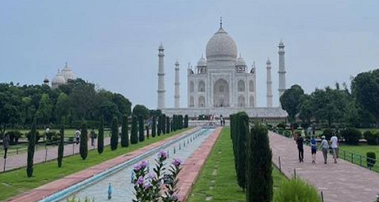 Central view of the Taj Mahal and its gardens.
