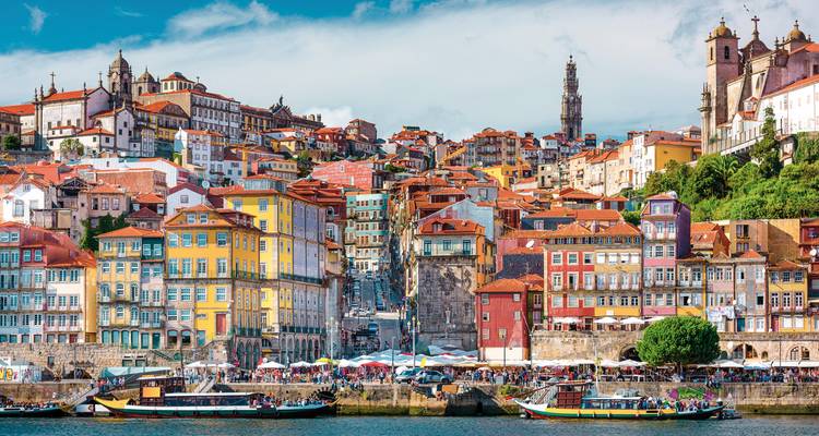 Bunte Häuser entlang des Douro-Flusses in Porto.