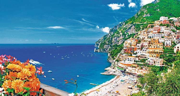 Een prachtige kustplaats gelegen op een steile berghelling met de kristalblauwe zee eronder.