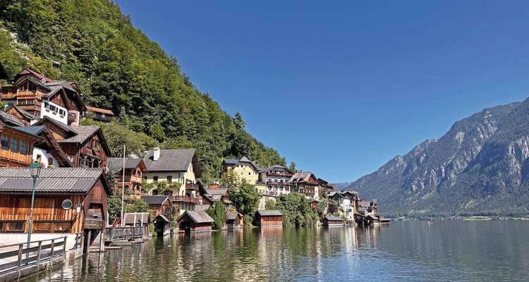 Encantador pueblo junto al lago enclavado en exuberantes montañas verdes.