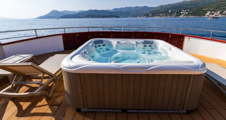 Crucero de ida y vuelta Trogir - Dubrovnik - Trogir, en el MS Equator - Kompas 8