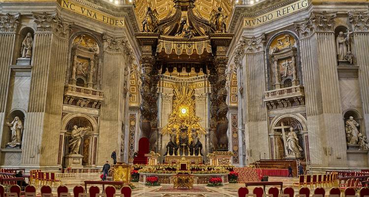 Intérieur de la basilique Saint-Pierre présentant des décorations ornementées.