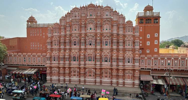 Hawa Mahal à Jaipur avec une rue animée et des gens.