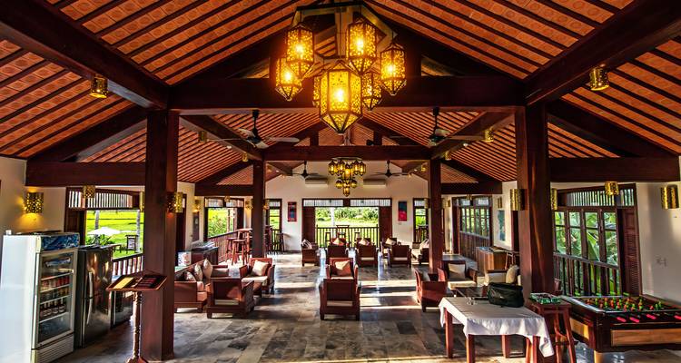 Intérieur d'un espace salon de complexe hôtelier avec décoration traditionnelle.