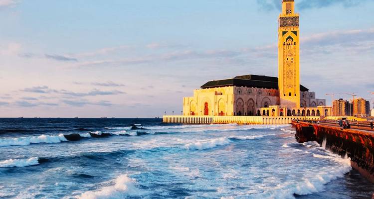Hassan-II-Moschee am Meer, mit Wellen, die an das Ufer schlagen.