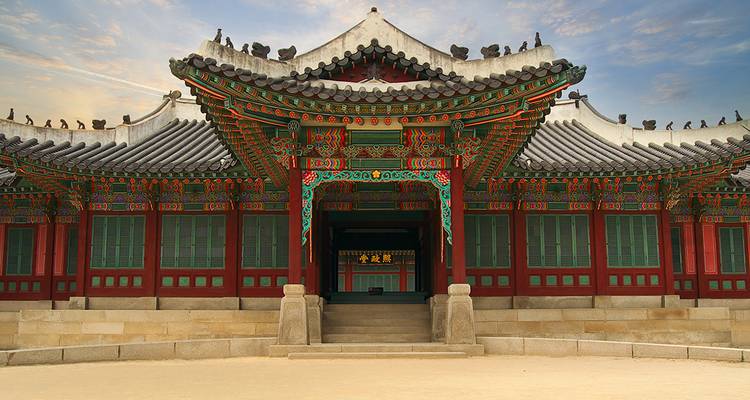 Aufwendige traditionelle koreanische Architektur mit farbenfrohen Details.