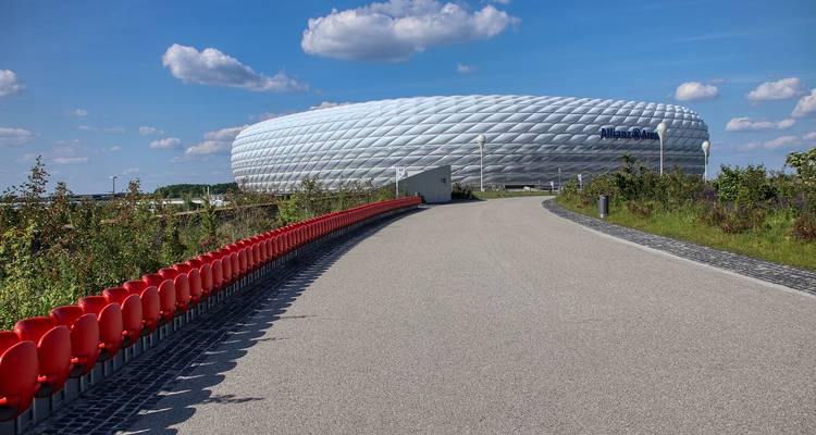 Tournée du patrimoine du football européen : Johan Cruyff Arena, Allianz Arena et San Siro Tours. - STM Tours LLC 1