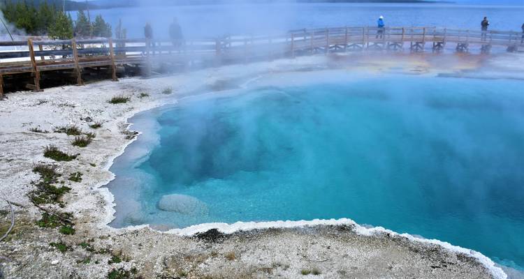 Source chaude avec vapeur et promenade en planches.