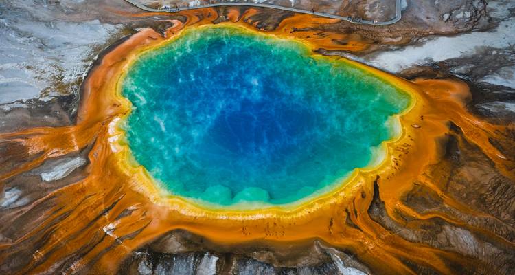 Vue aérienne d'un bassin géothermique vibrant.