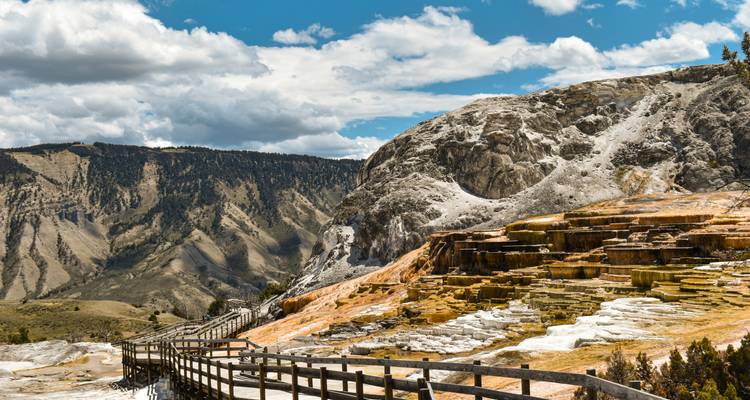 Passerelle menant aux terrasses riches en minéraux.