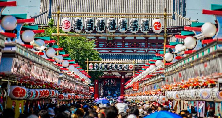 Eine belebte Marktstraße mit traditionellen japanischen Dekorationen.