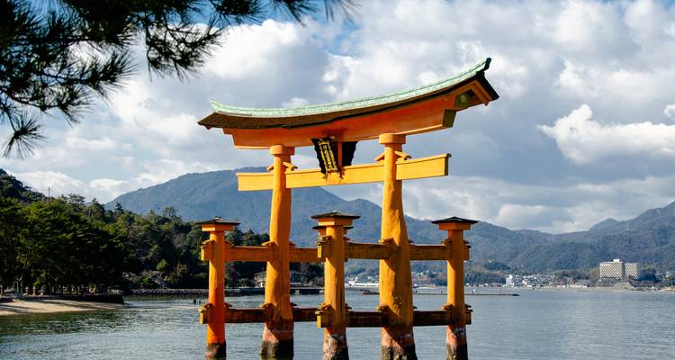 Das ikonische schwimmende Torii-Tor am Itsukushima-Schrein.