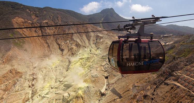 Eine Seilbahn, die über eine Berglandschaft fährt.