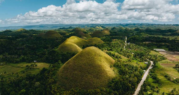 Luchtperspectief van de groene Chocolate Hills die zich uitstrekken over het platteland van Bohol.