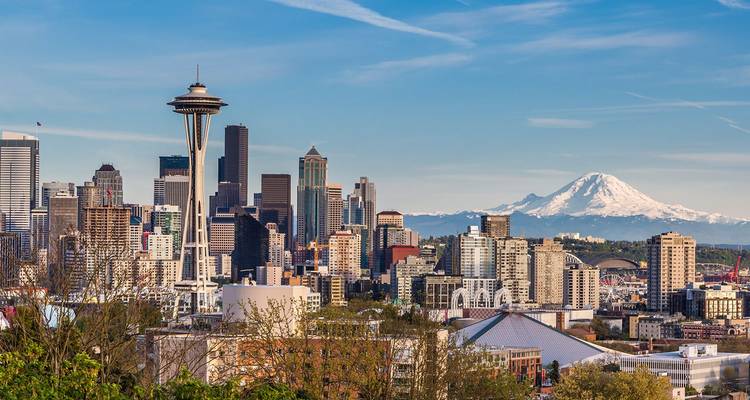 El skyline de Seattle con la Space Needle y el majestuoso Monte Rainier cubierto de nieve en el fondo.