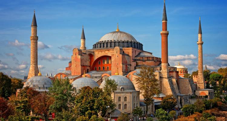Ikonische Hagia Sophia mit einem klaren blauen Himmel in Istanbul.
