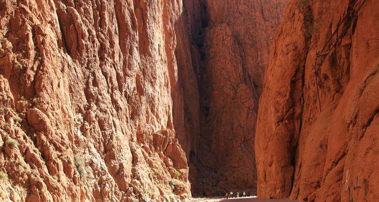 Todra-Schlucht mit hoch aufragenden Felsformationen, Marokko.