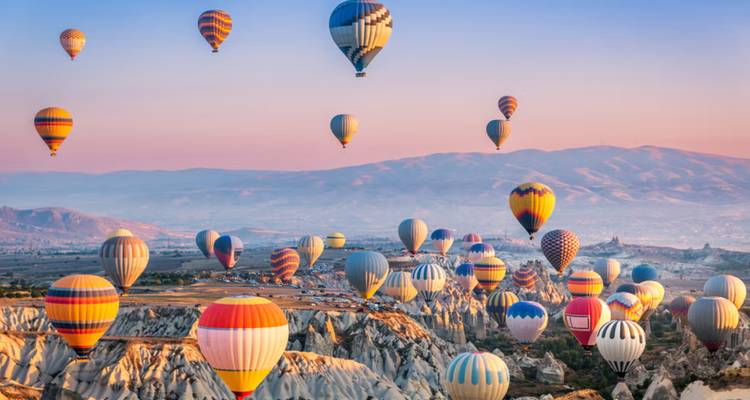 Globos aerostáticos sobre el paisaje único de Capadocia durante el amanecer.