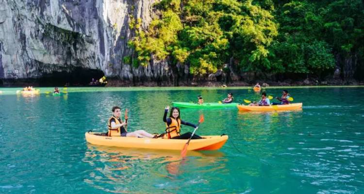 Excursión en tierra: Descubrimiento de la Bahía de Ha Long en Crucero Privado de 4 horas con Guía Local Privado | Bahía de Halong | Vietnam - Open Asia Travel  1