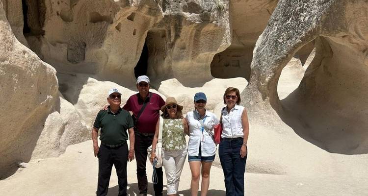 Groep poseert voor rotsformaties in Cappadocië.
