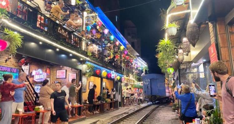 Recorrido gastronómico a pie por las calles de Hanói con visita al tren | Hanói, Vietnam - Open Asia Travel  1