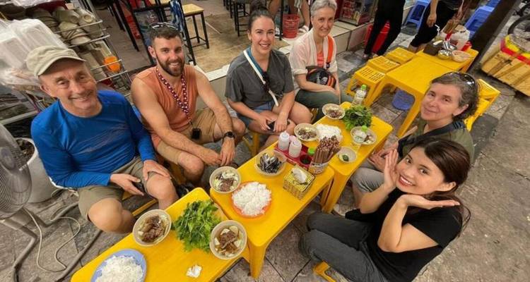 Recorrido gastronómico a pie por las calles de Hanói con visita al tren | Hanói, Vietnam - Open Asia Travel  4