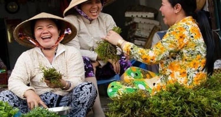 Visita a la ciudad de Hoi An - Paseo en barco - Suelta el farolillo de flores (Opcional: Comida callejera) | Hoi An, Vietnam - Open Asia Travel  1