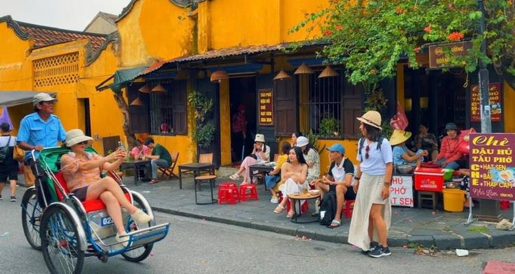 Visita a la ciudad de Hoi An - Paseo en barco - Suelta el farolillo de flores (Opcional: Comida callejera) | Hoi An, Vietnam - Open Asia Travel  2