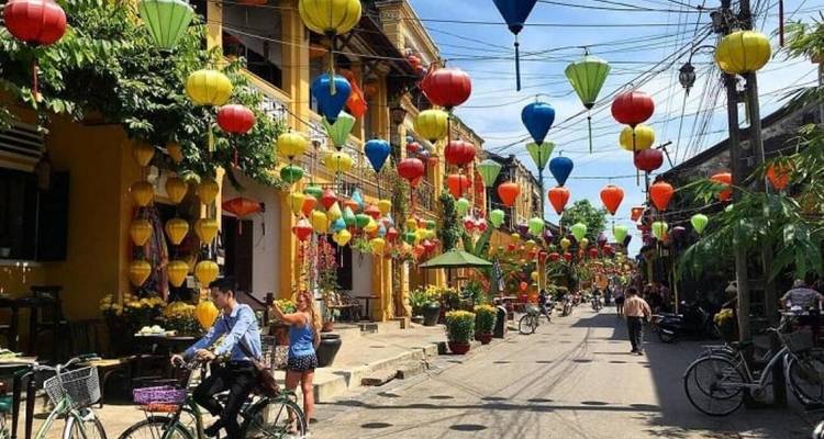 Visita a la ciudad de Hoi An - Paseo en barco - Suelta el farolillo de flores (Opcional: Comida callejera) | Hoi An, Vietnam - Open Asia Travel  6
