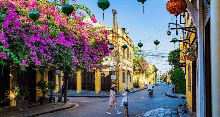 Visita a la ciudad de Hoi An - Paseo en barco - Suelta el farolillo de flores (Opcional: Comida callejera) | Hoi An, Vietnam - Open Asia Travel  7