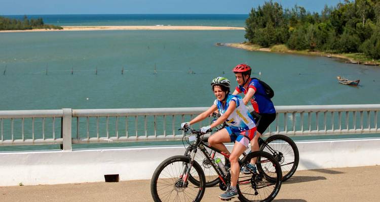 Aventure en E-Bike de Saigon à Hue : 13 jours du Vietnam moderne à l'ancien - Mr Biker Saigon 1