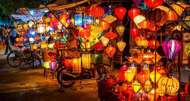 Un étalage vibrant de diverses lanternes colorées dans un marché.