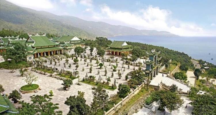 Une vue aérienne d'un complexe de temples paisible au bord de la mer.