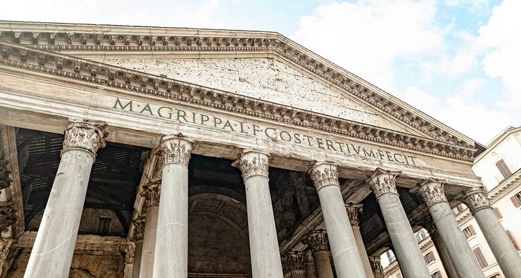 Grand portique et inscription antique du Panthéon contre un ciel lumineux