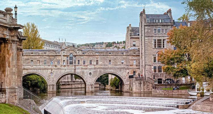 Le pont historique en pierre de Pulteney enjambe la rivière Avon avec un déversoir paisible à Bath.