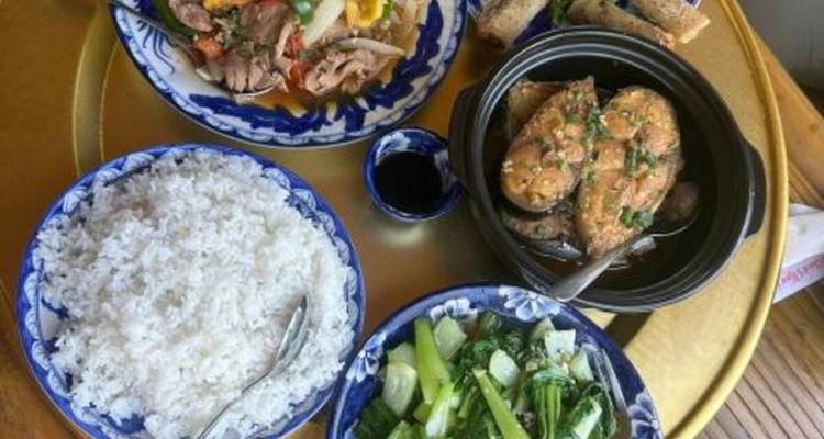 Une variété de plats vietnamiens incluant du riz et des légumes.