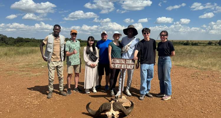 Groupe de personnes posant avec un crâne à cornes en extérieur.