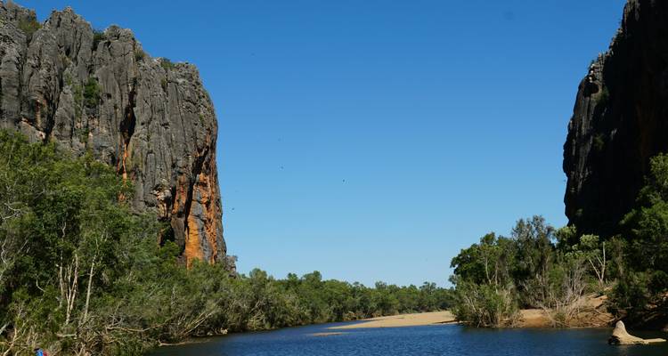 Ruige kloof met rotsachtige kliffen en een rivier die er doorheen stroomt.