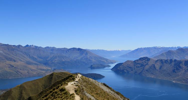 Dramatische Ansicht von Bergen und einem gewundenen See.