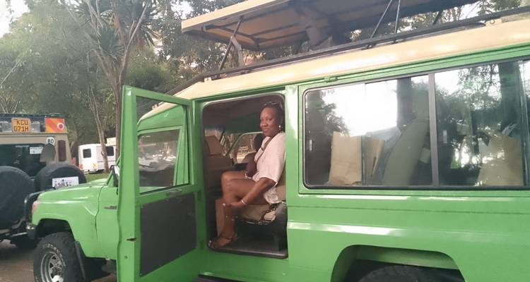 Gros plan d'un véhicule de safari vert garé.