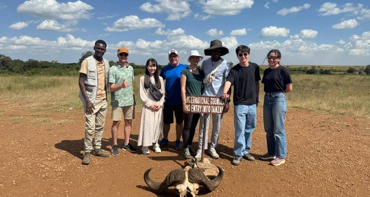 Groupe de personnes debout lors d'un safari.