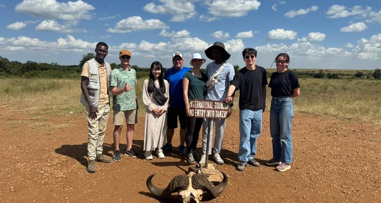 Groupe de personnes debout lors d'un safari.