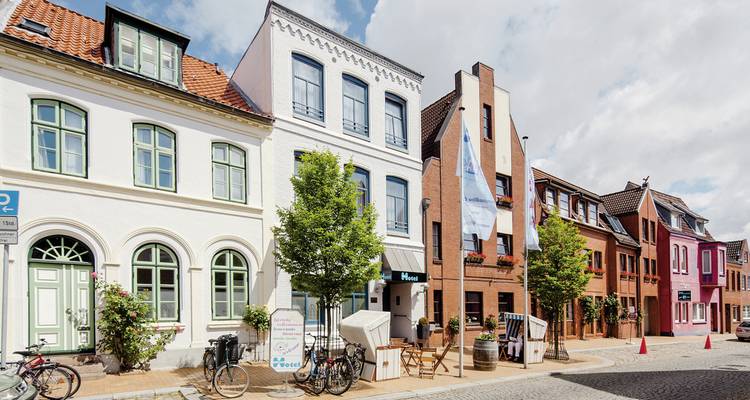 Rangée de maisons colorées sur une rue pittoresque.