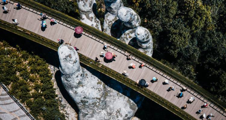 Pont Doré avec une sculpture de mains géantes à Da Nang.