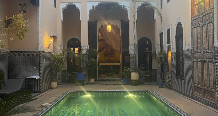 Marokkanischer Innenhof mit einem zentralen Pool und traditioneller Dekoration.